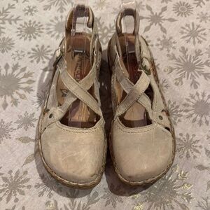 Earth Spirit Beige Leather Sandals